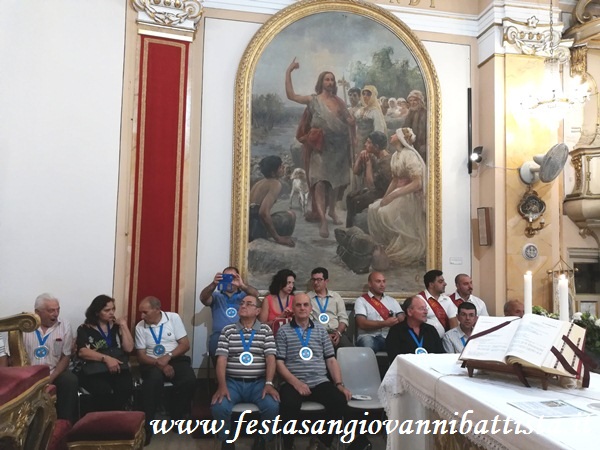 17/06/2018. Alcuni confrati di alcune confraternite in preghiera sull'altare della Chiesa di San Giovanni Battista di Acitrezza.