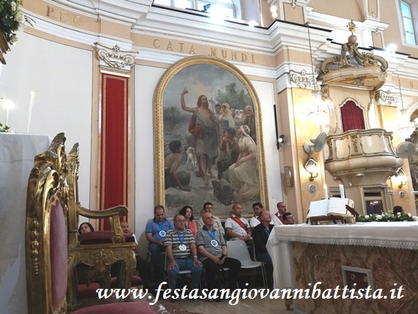 17/06/2018. Alcuni confrati di alcune confraternite in preghiera sull'altare della Chiesa di San Giovanni Battista di Acitrezza.