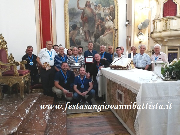 17/06/2018. La Confraternita di San Giovanni Battista di San Giovanni Galermo sull'altare della Chiesa di Acitrezza.