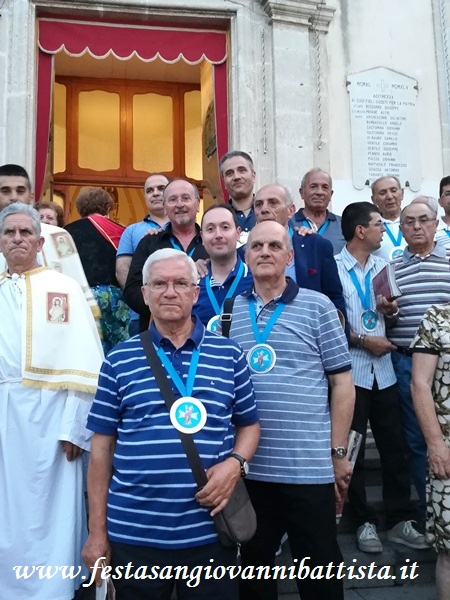 17/06/2018. Alcuni confrati della Confraternita San Giovanni Battista sul sagrato della Chiesa San Giovanni Battista di Acitrezza.