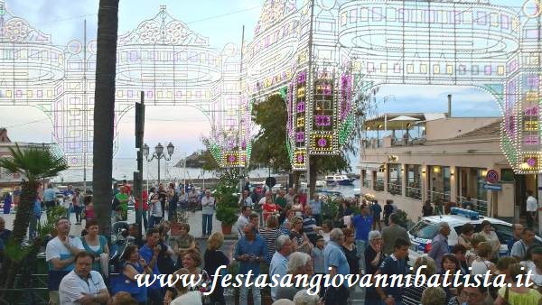 17/06/2018. La gente davanti al sagrato della Chiesa di San Giovanni Battista di Acitrezza.