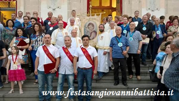 17/06/2018. I confrati delle Confraternita San Giovanni Battista invitate sul sagrato della Chiesa San Giovanni Battista di Acitrezza.