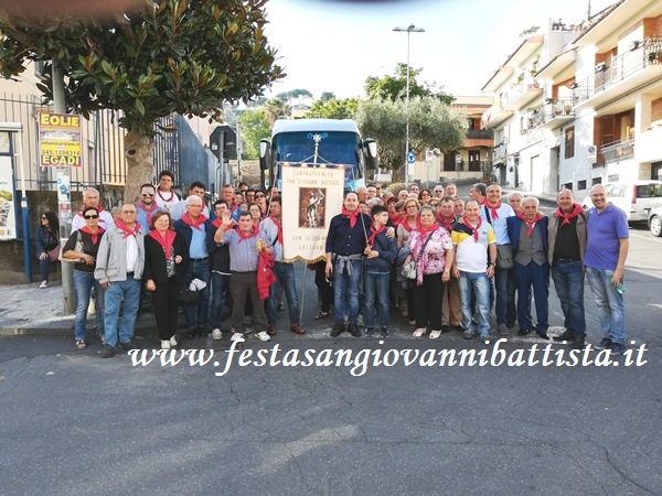 25/06/2018. La Confraternita assieme ai Devoti di San Giovanni Battista in Piazza delle Scuole ad Acitrezza.