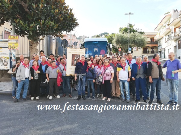 25/06/2018. La Confraternita assieme ai Devoti di San Giovanni Battista in Piazza delle Scuole ad Acitrezza.