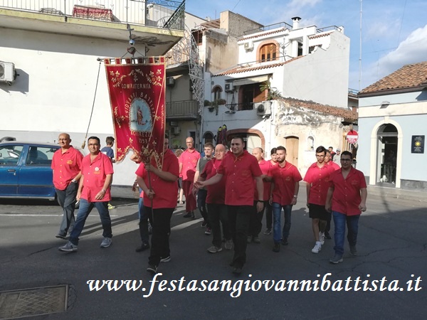 25/06/2018. L'arrivo in Piazza delle Scuole della rappresentanza della Confraternita e dei Devoti di San Giovanni Battista di Acitrezza.