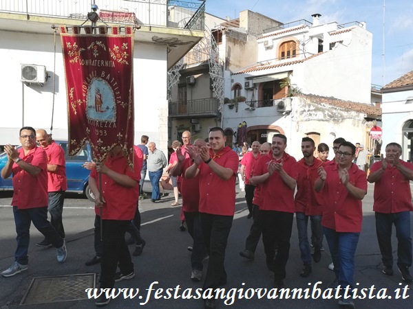 25/06/2018. L'arrivo in Piazza delle Scuole della rappresentanza della Confraternita e dei Devoti di San Giovanni Battista di Acitrezza.
