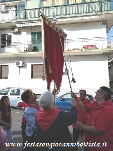 25/06/2018. Il caratteristico 'bacio' tra i due stendardi delle due Confraternite San Giovanni Battista.