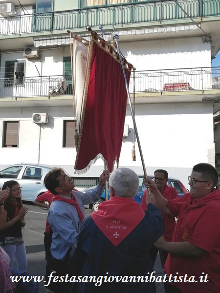25/06/2018. Il caratteristico 'bacio' tra i due stendardi delle due Confraternite San Giovanni Battista.