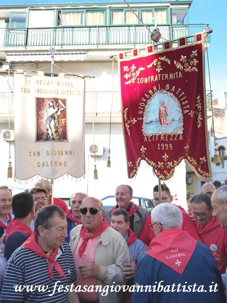 25/06/2018. Alcuni Confrati davanti ai due stendardi delle due Confraternite San Giovanni Battista.