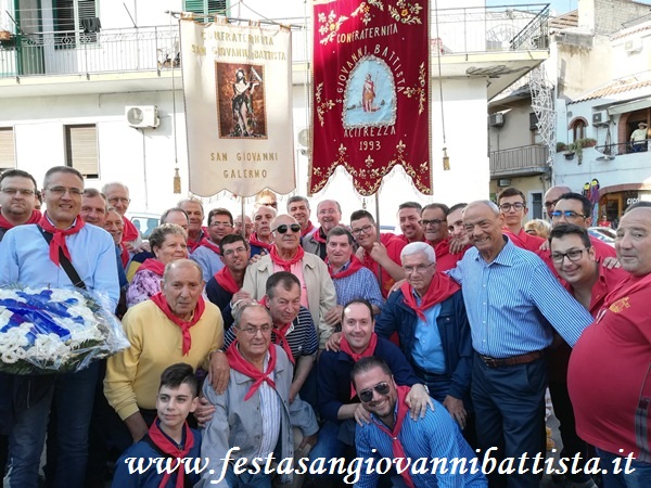 25/06/2018. Foto ricordo dei Confrati delle Confraternite San Giovanni Battista assieme ai due stendardi.