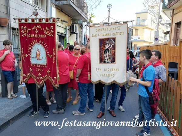 25/06/2018. I due stendardi in processione.