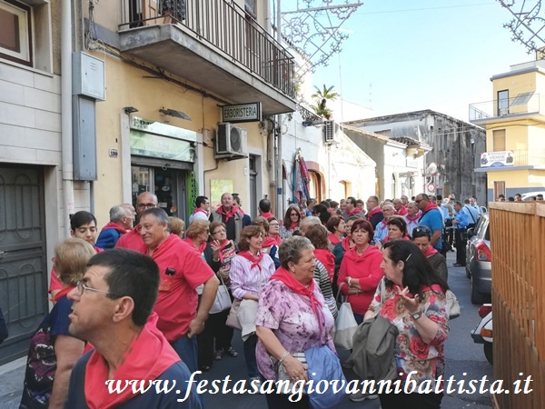 25/06/2018. Anche le mogli dei Confrati in processione per le vie di Acitrezza per amore e devozione al 'Battista'.