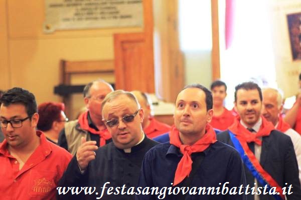 25/06/2018. Il primo Assistente della Confraternita San Giovanni Battista di San Giovanni Galermo assieme al Parroco di Acitrezza.