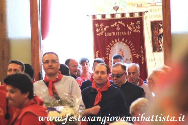 25/06/2018. Il Governatore ed il primo Assistente della Confraternita San Giovanni Battista all'ingresso della Chiesa Madre di Acitrezza.