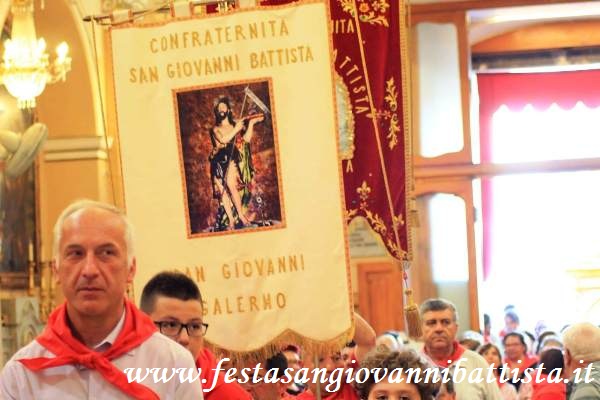 25/06/2018. Il secondo Assistente della Confraternita San Giovanni Battista di San Giovanni Galermo davanti allo stendardo.