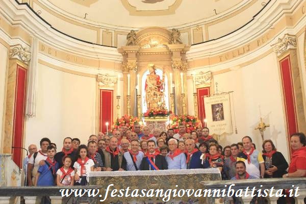 25/06/2018. La Confraternita San Giovanni Battista sull'altare della Chiesa madre di Acitrezza.