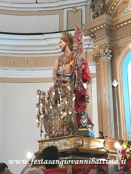 25/06/2018. Particolare della statua di San Giovanni Battista di Acitrezza.