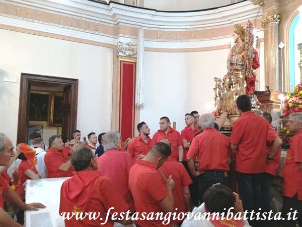 25/06/2018. Le fasi della sistemazione provvisoria della statua di San Giovanni Battista nella piccola varetta portata a spalla.