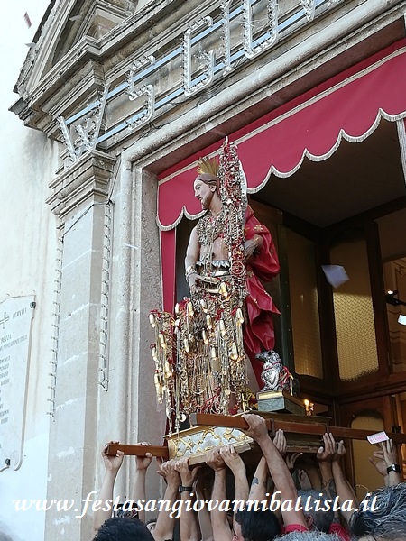 25/06/2018. L'uscita dalla Chiesa Madre di Acitrezza del Simulacro di San Giovanni Battista.