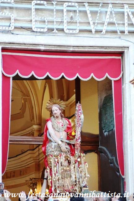 25/06/2018. Particolare della statua di San Giovanni Battista di Acitrezza all'uscita dalla Chiesa Madre.