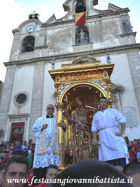 25/06/2018. Particolare della statua di San Giovanni Battista di Acitrezza sopra il fercolo.