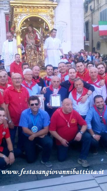 25/06/2018. I rappresentanti dei due Comitati dei Festeggiamenti davanti al fercolo di San Giovanni Battista di Acitrezza.