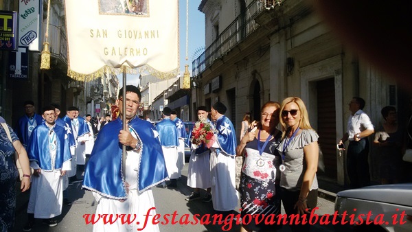 28/08/2018. Confrati e mogli in processione per le vie di Vizzini.