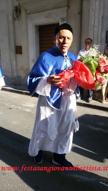 28/08/2018. Il Confrate Pippo Di Mariano ed il mazzo di fiori offerto al Battista.