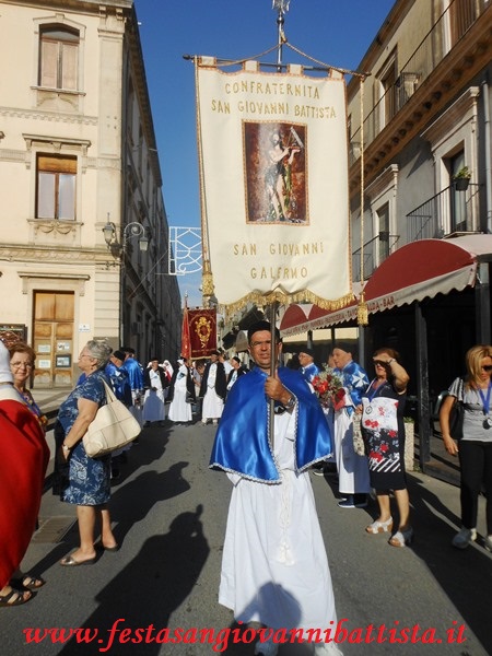 28/08/2018. Un Confrate con lo stendardo della Confraternita San Giovanni Battista.