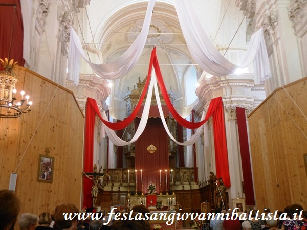 28/08/2018. Particolare degli apparati festivi nella basilica di Vizzini.