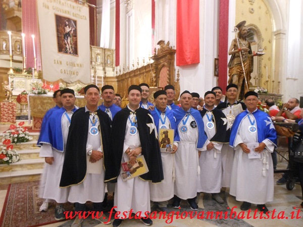 28/08/2018. La Confraternita davanti alla statua di San Giovanni Battista di Vizzini.