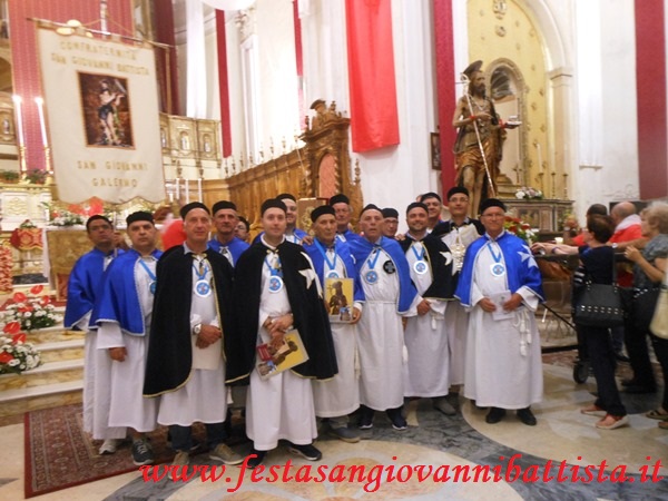 28/08/2018. La Confraternita davanti alla statua di San Giovanni Battista di Vizzini.