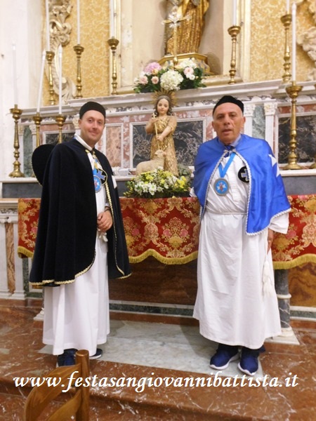 28/08/2018. Particolare della statua di Sangiovannino tra due confrati portata in processione a Vizzini ogni anno il 24 Giugno giorno della natività di San Giovanni Battista.