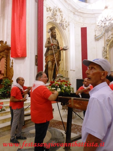28/08/2018. Le fasi di sistemazione della statua di San Giovanni Battista di Vizzini sul fercolo.