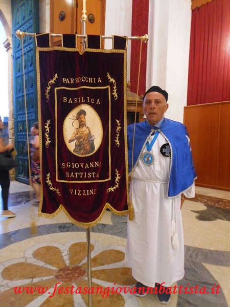 28/08/2018. Il Confrate Pippo Di Mariano con lo stendardo della Confraternita di San Giovanni Battista di Vizzini.