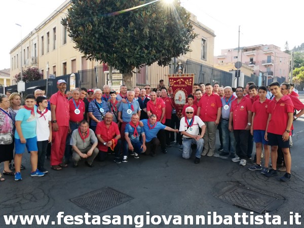 25/06/2019. La Confraternita assieme ai Devoti di San Giovanni Battista in Piazza delle Scuole ad Acitrezza.