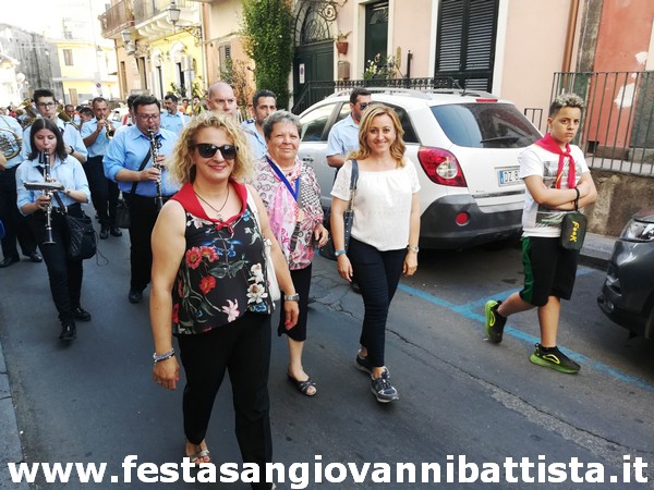 25/06/2019. Anche le mogli dei Confrati in processione per le vie di Acitrezza per amore e devozione al 'Battista'.