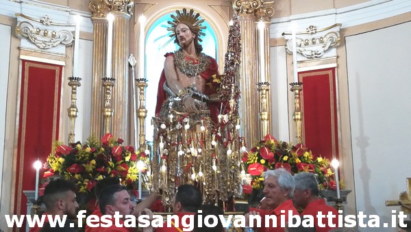 25/06/2019. Le fasi della sistemazione della statua di San Giovanni Battista per l'uscita dalla Chiesa Madre.