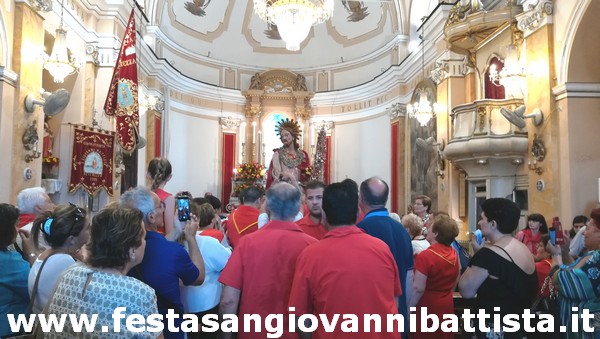25/06/2019. Le fasi della sistemazione della statua di San Giovanni Battista per l'uscita dalla Chiesa Madre.