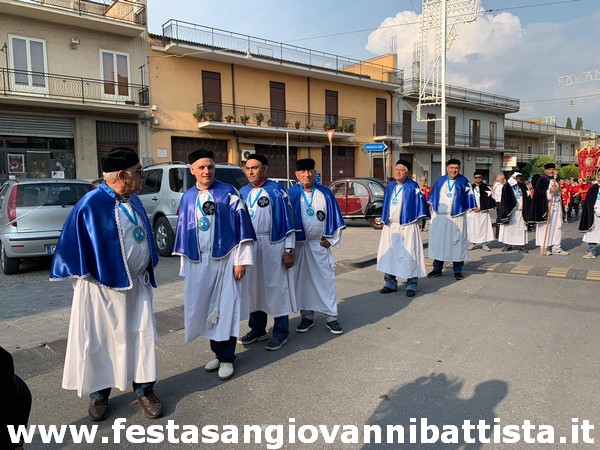 28/08/2019. Alcuni momenti del corteo delle confraternite e comitati verso la Basilica di San Giovanni Battista di Vizzini.