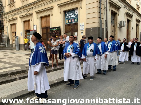 28/08/2019. Alcuni momenti del corteo delle confraternite e comitati verso la Basilica di San Giovanni Battista di Vizzini.