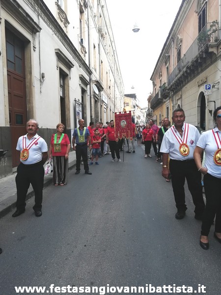 28/08/2019. Alcuni momenti del corteo delle confraternite e comitati verso la Basilica di San Giovanni Battista di Vizzini.