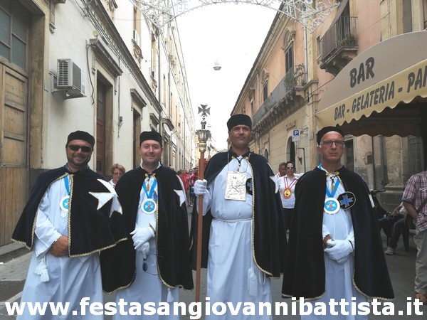28/08/2019. Alcuni momenti del corteo delle confraternite e comitati verso la Basilica di San Giovanni Battista di Vizzini.