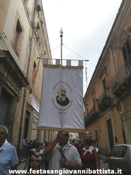 28/08/2019. Alcuni momenti del corteo delle confraternite e comitati verso la Basilica di San Giovanni Battista di Vizzini.
