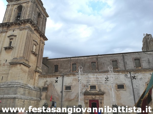 28/08/2019. Alcuni momenti del corteo delle confraternite e comitati verso la Basilica di San Giovanni Battista di Vizzini.