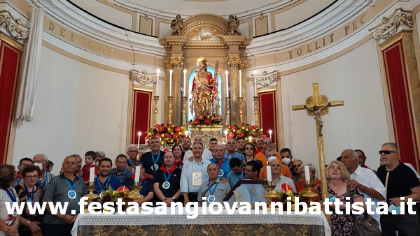 25/06/2022. La Confraternita San Giovanni Battista sull'altare della Chiesa madre di Acitrezza.