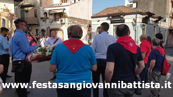 25/06/2022. La Confraternita assieme ai Devoti di San Giovanni Battista in Piazza delle Scuole ad Acitrezza.