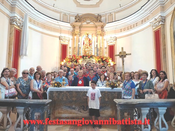 25/06/2023. La Confraternita San Giovanni Battista sull'altare della Chiesa madre di Acitrezza.