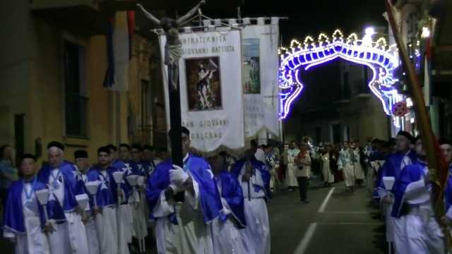 La Confraternita arriva nella chiesa di Sant'Antonio.