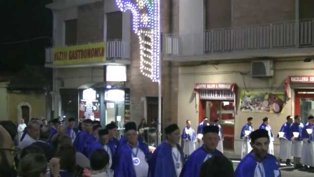 La Confraternita di ritorno in Chiesa Madre.